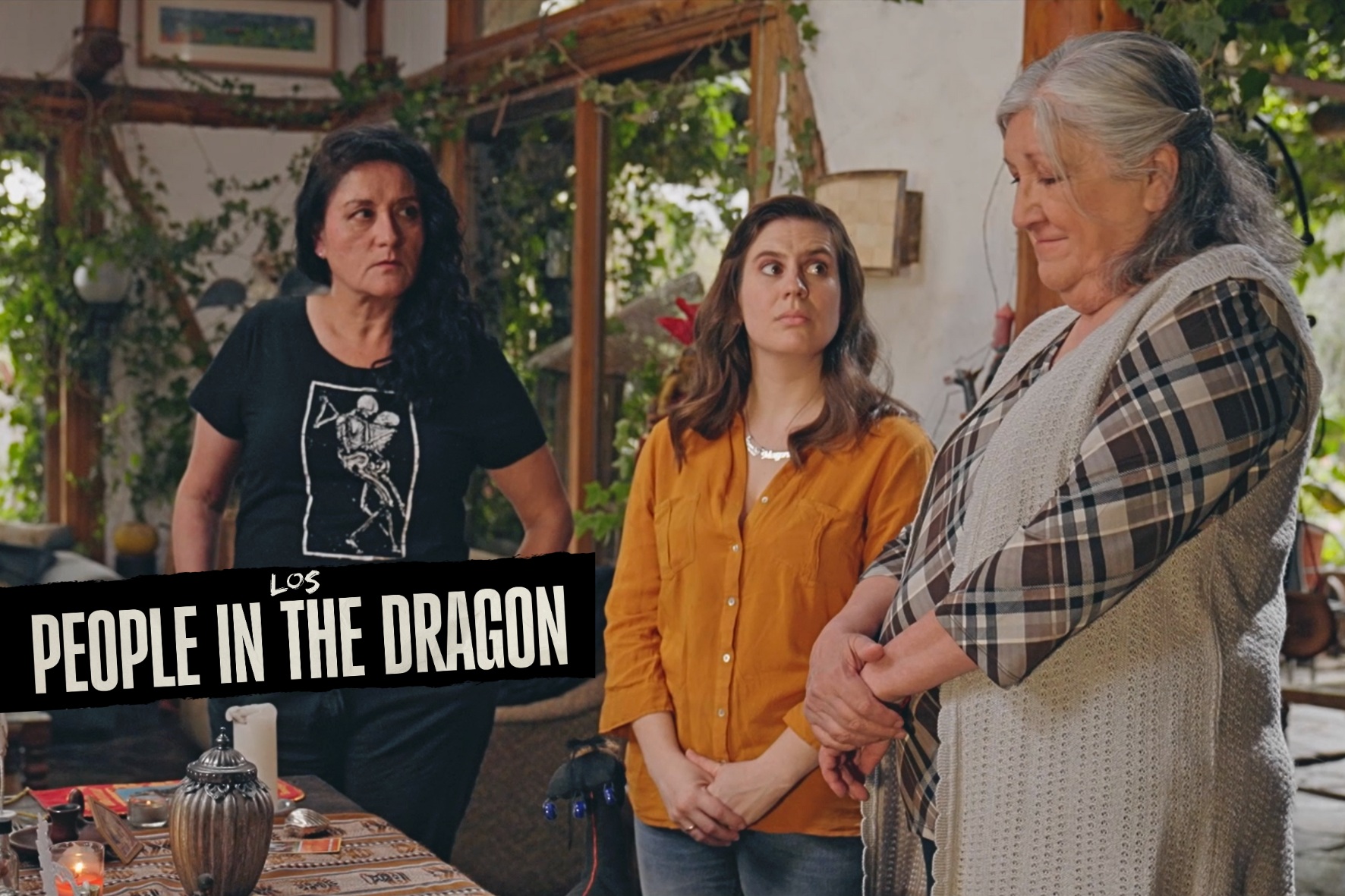 Los People in the Dragon: ''Chile es demasiado divertido para tener tan pocas comedias''